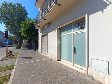 NEGOZIO A GIULIANOVA