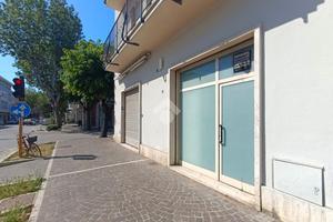 NEGOZIO A GIULIANOVA