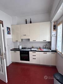 Cucina completa moderna con forno e frigorifero