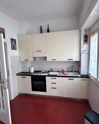 Cucina completa moderna con forno e frigorifero