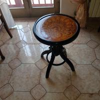 Seggiolino per pianoforte regolabile in altezza.