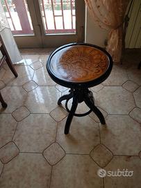 Seggiolino per pianoforte regolabile in altezza.