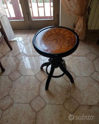Seggiolino per pianoforte regolabile in altezza.