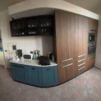 Cucina modulare , divano , televisore