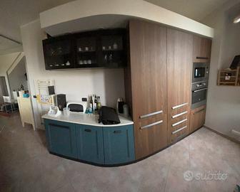 Cucina modulare , divano , televisore