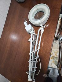 lampada da tavolo con lente di ingrandimento