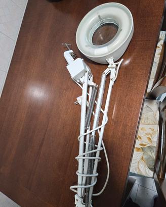 lampada da tavolo con lente di ingrandimento