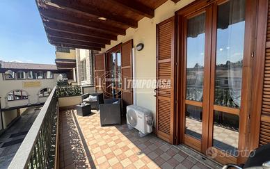 AMPIO TRILOCALE CON TERRAZZO, ASCENSORE E BOX PRIV