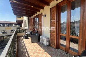 AMPIO TRILOCALE CON TERRAZZO, ASCENSORE E BOX PRIV