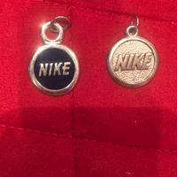 N 2 ciondoli  vintage marchio Nike in metallo