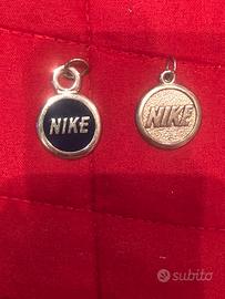 N 2 ciondoli  vintage marchio Nike in metallo