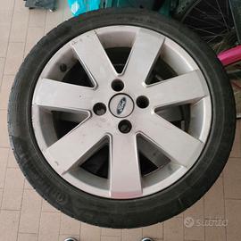 cerchi completi di gomme 