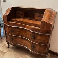 Mobile vintage con intarsi in noce