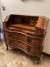 Mobile vintage con intarsi in noce