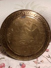 piatto in ottone cesellato a mano 