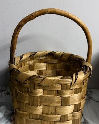 Cesto artigianale in legno di castano intrecciato