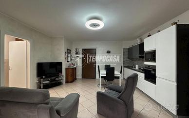 TRILOCALE LUMINOSO CON BOX DOPPIO