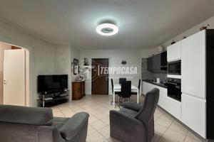 TRILOCALE LUMINOSO CON BOX DOPPIO