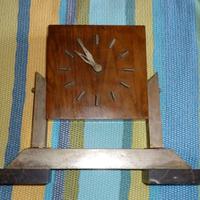 Orologio artigianale futurista non funzionante