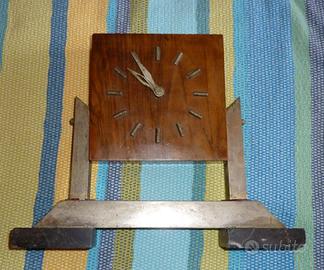 Orologio artigianale futurista non funzionante