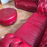 Coppia di divani Chester con pouf