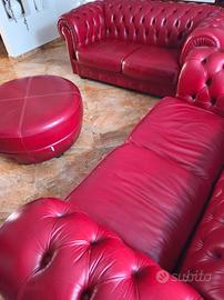 Coppia di divani Chester con pouf