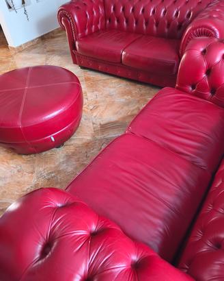 Coppia di divani Chester con pouf
