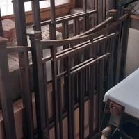 Letto vecchio in ferro con molle in ferro