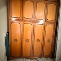 Armadio in legno con abbinato scrittoio cassettier