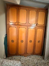 Armadio in legno con abbinato scrittoio cassettier