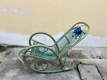 Sedia a dondolo in vimini