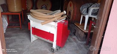 Pigia uva con pompa e tubo riempi botti 