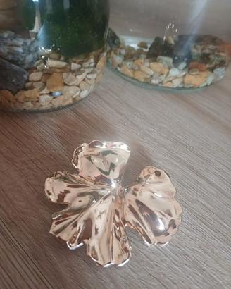 Spilla dorata a fiore nuova