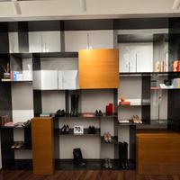 Libreria con contenitori