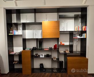 Libreria con contenitori