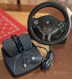 Volante con pedaliera per videogiochi