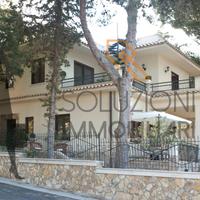 Villa con giardino