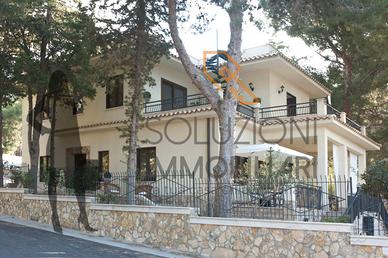 Villa con giardino