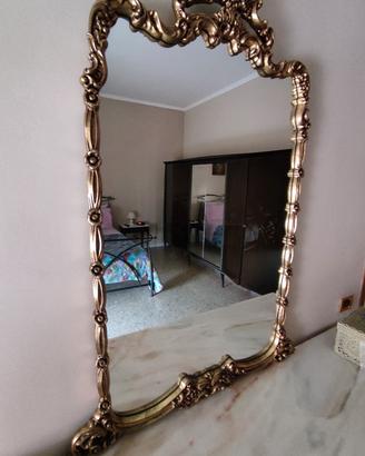 Specchio con cornice dorata 