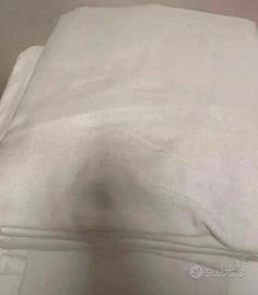 Tenda colore bianco sporco con fettuccia e ganci