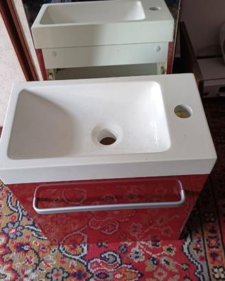 Piccolo lavabo sospeso