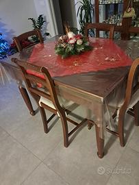 Tavolo e  quattro sedie