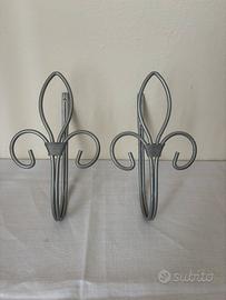 Coppia di ferma tende stile fleur-de-lis metallo