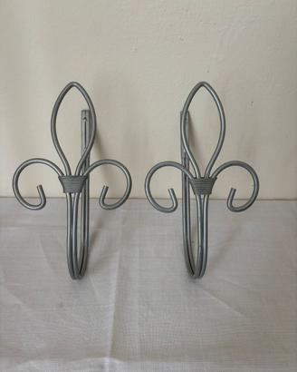 Coppia di ferma tende stile fleur-de-lis metallo