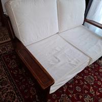 Divano da 2 posti in legno con cuscini