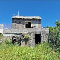 Rustico con terreno a Piedimonte Etneo