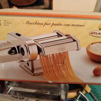 Macchina a motore per fare la pasta in casa