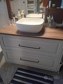 mobile bagno completo di lavabo e rubinetto