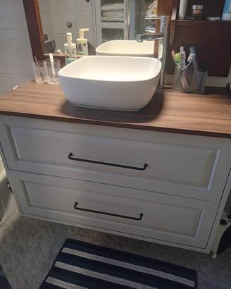 mobile bagno completo di lavabo e rubinetto