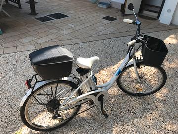 Bici elettrica 26” completa di accessori
